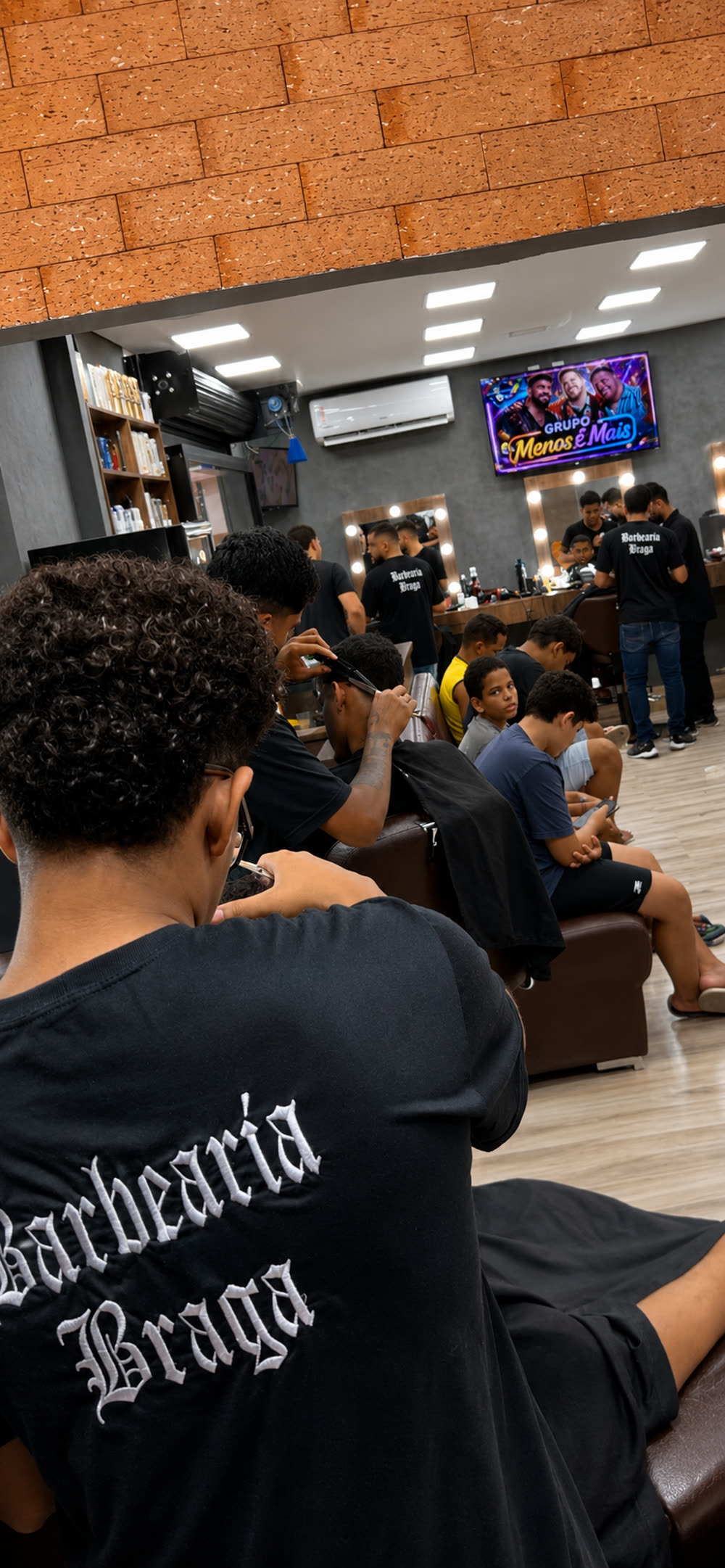 Barbeiros da Barbearia Braga trabalhando
