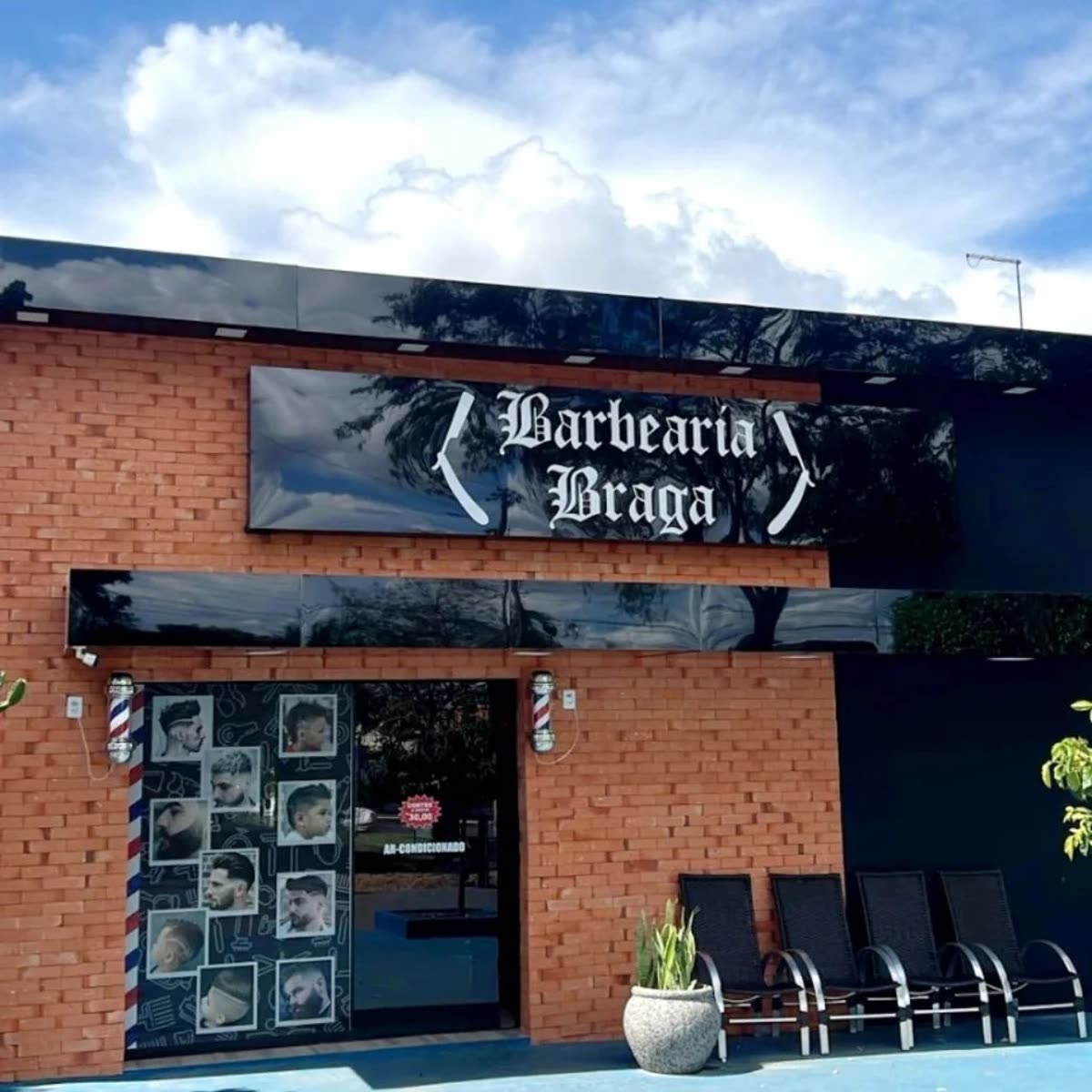 Fachada da Barbearia Braga durante o dia